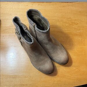 White Mountain Randolph Taupe Ankle Booties. Size 8.5
